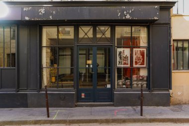 03 / 03 / 2023 - butik Paris tipiği, ancienne devanture trade ciale francaise, modele de vitrine, devanture de magasin Europeen