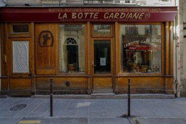 03 / 03 / 2023 - ön cephe Parisienne typique, ancienne devanture trade, butik francaise, modele de facade de magasin europeen