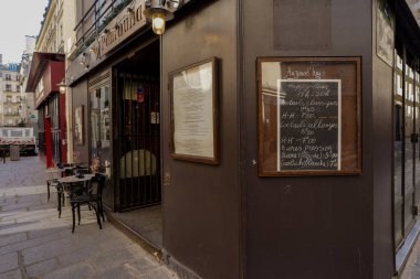 03 / 03 / 2023 - ön cephe Parisienne typique, ancienne devanture trade, butik francaise, modele de facade de magasin europeen