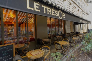 03 / 03 / 2023 - ön cephe Parisienne typique, ancienne devanture trade, butik francaise, modele de facade de magasin europeen