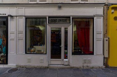 03 / 03 / 2023 - ön cephe Parisienne typique, ancienne devanture trade, butik francaise, modele de facade de magasin europeen