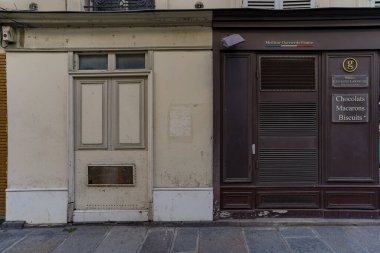 03 / 03 / 2023 - ön cephe Parisienne typique, ancienne devanture trade, butik francaise, modele de facade de magasin europeen