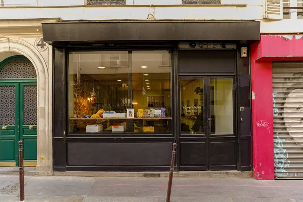 stock image 03/03/2023 - boutique parisienne typique , ancienne devanture commerciale francaise , modele de vitrine , devanture de magasin Europeen