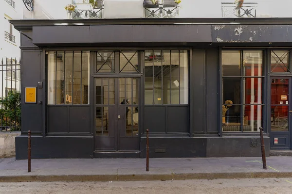 stock image 03/03/2023 - boutique parisienne typique , ancienne devanture commerciale francaise , modele de vitrine , devanture de magasin Europeen