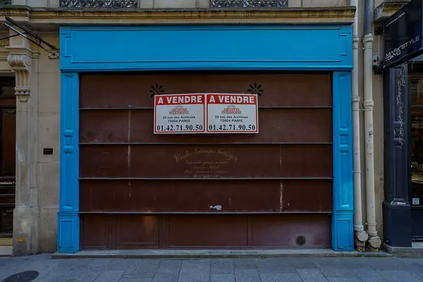 03 / 03 / 2023 - ön cephe Parisienne typique, ancienne devanture trade, butik francaise, modele de facade de magasin europeen