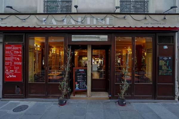 stock image 03/03/2023 - facade parisienne typique , ancienne devanture commerciale , boutique francaise , modele de facade de magasin europeen