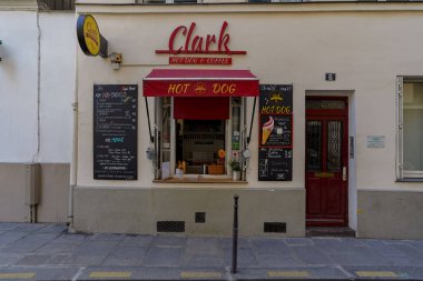 03 / 03 / 2023 - ön cephe Parisienne typique, ancienne devanture trade, butik francaise, modele de facade de magasin europeen