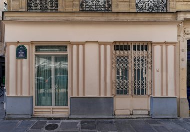 03 / 03 / 2023 - ön cephe Parisienne typique, ancienne devanture trade, butik francaise, modele de facade de magasin europeen