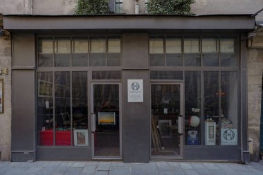 03 / 03 / 2023 - ön cephe Parisienne typique, ancienne devanture trade, butik francaise, modele de facade de magasin europeen