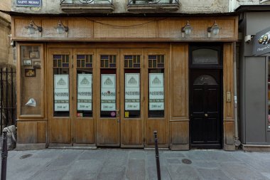 03 / 03 / 2023 - ön cephe Parisienne typique, ancienne devanture trade, butik francaise, modele de facade de magasin europeen
