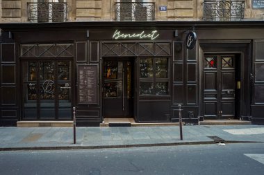 03 / 03 / 2023 - ön cephe Parisienne typique, ancienne devanture trade, butik francaise, modele de facade de magasin europeen