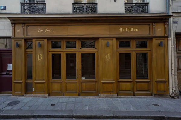 03 / 03 / 2023 - ön cephe Parisienne typique, ancienne devanture trade, butik francaise, modele de facade de magasin europeen