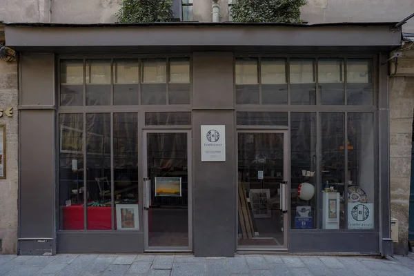 stock image 03/03/2023 - facade parisienne typique , ancienne devanture commerciale , boutique francaise , modele de facade de magasin europeen