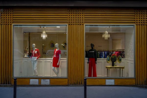 03 / 03 / 2023 - ön cephe Parisienne typique, ancienne devanture trade, butik francaise, modle de cepade de magasin europeen