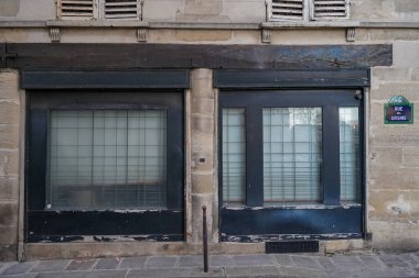 03 / 03 / 2023 - devanture ancienne europeenne, butik francaise, vitrin ticareti, cephe de magasin parisien typique et ancien