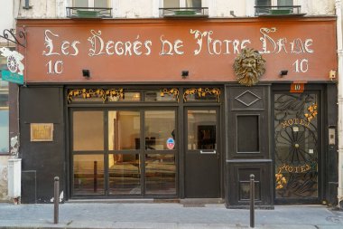 03 / 03 / 2023 - devanture ancienne europeenne, butik francaise, vitrin ticareti, cephe de magasin parisien typique et ancien