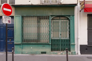 03 / 03 / 2023 - devanture ancienne europeenne, butik francaise, vitrin ticareti, cephe de magasin parisien typique et ancien