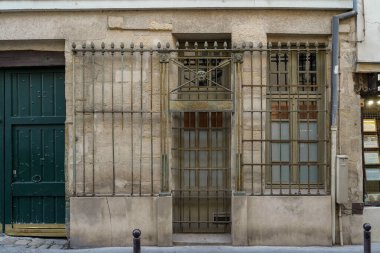 03 / 03 / 2023 - devanture ancienne europeenne, butik francaise, vitrin ticareti, cephe de magasin parisien typique et ancien