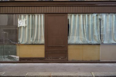 03 / 03 / 2023, vitrine Parisienne, devanture trade de magasin francais ancien, modele de devanture europeenne, butik typique des rues de Paris