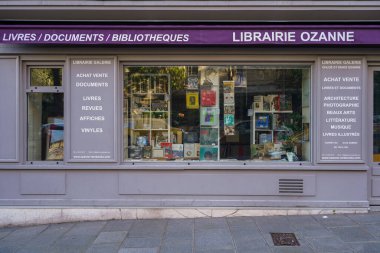 03 / 03 / 2023, vitrine Parisienne, devanture trade de magasin francais ancien, modele de devanture europeenne, butik typique des rues de Paris