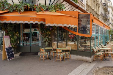 03 / 03 / 2023, vitrine Parisienne, devanture trade de magasin francais ancien, modele de devanture europeenne, butik typique des rues de Paris