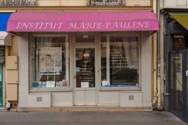 03 / 03 / 2023, vitrine Parisienne, devanture trade de magasin francais ancien, modele de devanture europeenne, butik typique des rues de Paris