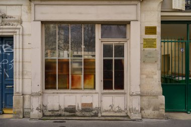 03 / 03 / 2023, vitrine Parisienne, devanture trade de magasin francais ancien, modele de devanture europeenne, butik typique des rues de Paris