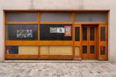 03 / 03 / 2023, vitrine Parisienne, devanture trade de magasin francais ancien, modele de devanture europeenne, butik typique des rues de Paris
