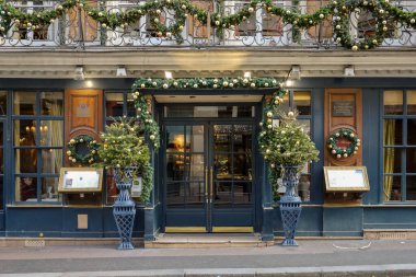 03 / 03 / 2023 - ancienne devanture parisienne typique, modle de butique europenne, faade de magasin franais Ancien