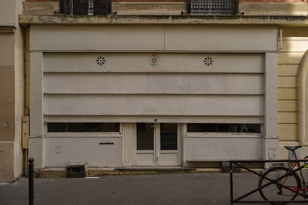 03/03/2023 , vitrine parisienne , devanture commerciale de magasin francais ancien , modele de devanture europeenne , boutique typique des rues de Paris