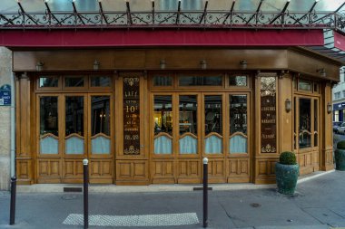 03 / 03 / 2023 - ancienne devanture parisienne typique, modle de butique europenne, faade de magasin franais Ancien
