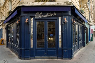 03 / 03 / 2023 - ancienne devanture parisienne typique, modle de butique europenne, faade de magasin franais Ancien