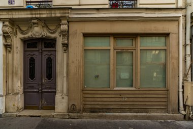 03 / 03 / 2023 - ancienne devanture parisienne typique, modle de butique europenne, faade de magasin franais Ancien