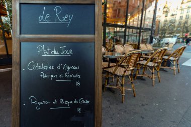 03 / 03 / 2023 - ancienne devanture parisienne typique, modle de butique europenne, faade de magasin franais Ancien