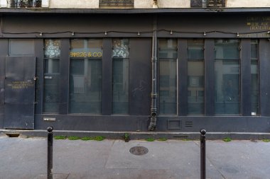 03 / 03 / 2023 - ancienne devanture parisienne typique, modle de butique europenne, faade de magasin franais Ancien