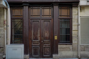 03 / 03 / 2023 - butik Paris tipiği, devanture ancienne de magasin parisien, modle de vitrine trade vintage europenne 