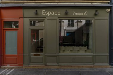 03 / 03 / 2023 - butik Paris tipiği, devanture ancienne de magasin parisien, modle de vitrine trade vintage europenne 