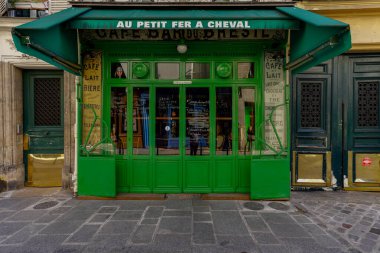 03 / 03 / 2023 - butik Paris tipiği, devanture ancienne de magasin parisien, modle de vitrine trade vintage europenne 