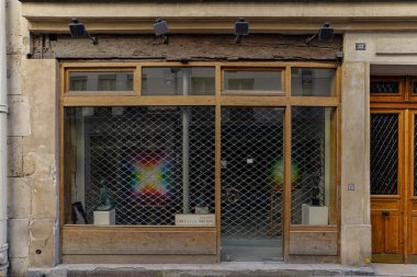 03 / 03 / 2023 - butik Paris tipiği, devanture ancienne de magasin parisien, modle de vitrine trade vintage europenne 