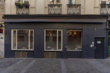 Paris Fransa 08 2022: Tipik klasik Fransız mağaza önü, butik ön cephe şablonu , 