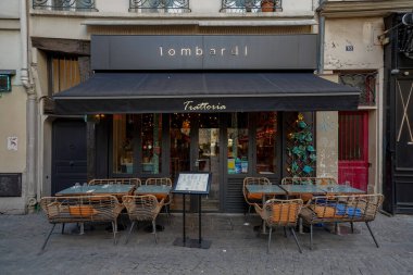 Paris Fransa 08 2022: Tipik klasik Fransız mağaza önü, butik ön cephe şablonu , 