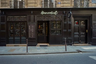 Paris Fransa 08 2022: Tipik klasik Fransız mağaza önü, butik ön cephe şablonu , 