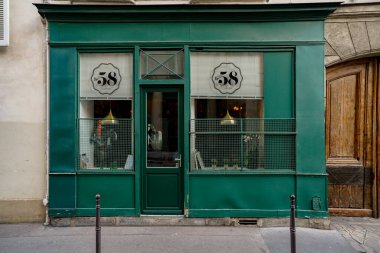 Paris Fransa 08 2022: Tipik klasik Fransız mağaza önü, butik ön cephe şablonu , 