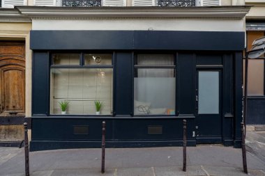 Paris Fransa 08 2022: Tipik klasik Fransız mağaza önü, butik ön cephe şablonu , 