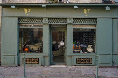03 / 03 / 2023 - devanture ancienne typique de Paris, modle de butique vintage pour design, vieille faade trade ciale de Franaise