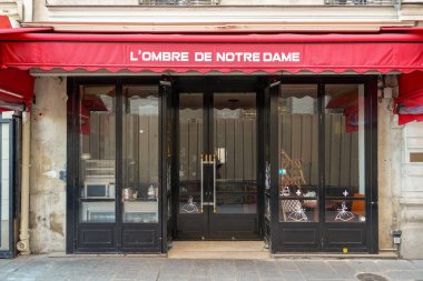 03 / 03 / 2023 - devanture ancienne typique de Paris, modle de butique vintage pour design, vieille faade trade ciale de Franaise