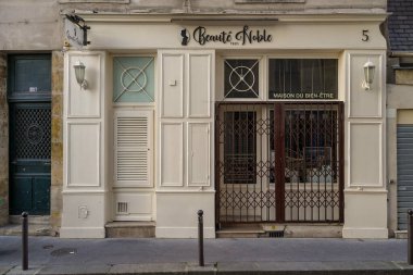 03 / 03 / 2023 - devanture ancienne typique de Paris, modle de butique vintage pour design, vieille faade trade ciale de Franaise