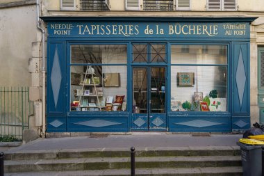 03 / 03 / 2023 - devanture ancienne typique de Paris, modle de butique vintage pour design, vieille faade trade ciale de Franaise
