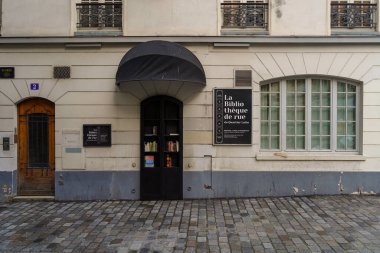 03 / 03 / 2023 - devanture ancienne typique de Paris, modle de butique vintage pour design, vieille faade trade ciale de Franaise