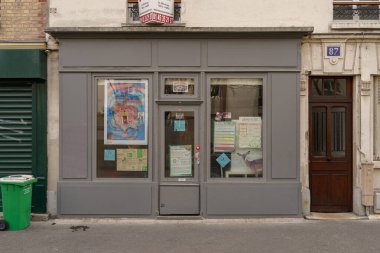 03 / 03 / 2023 - tipik Paris mağazası, Fransız butik cephesi, modle de trade